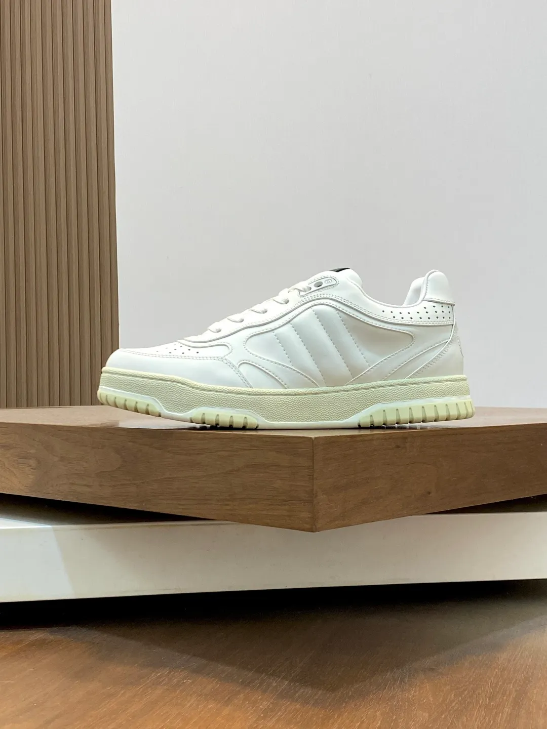 Men's Shoes 💰660 𝐆𝐮𝐜𝐜𝐢 𝐑𝐞-𝐖𝐞𝐛 As the first sneaker created by Sabato De Sarno for Gucci, the Re-Web series reinterprets the brand's classic stripes and sets off the modern silhouette design with bold and unique details. These shoes are crafted from white leather. This new sneaker is ingeniously decorated with many of the brand's classic details, and is equipped with a bright red and green webbing tongue, which will make people fall in love at first sight. White leather treated with a special process for softness and luster, with an embossed grainy texture. Script Gucci logo and interlocking G web label with Interlocking G and script Gucci logo. Rubber outsole with interlocking G detail eyelets. Web tongue. Size: 39-44 (customized for sizes 38 and 45)